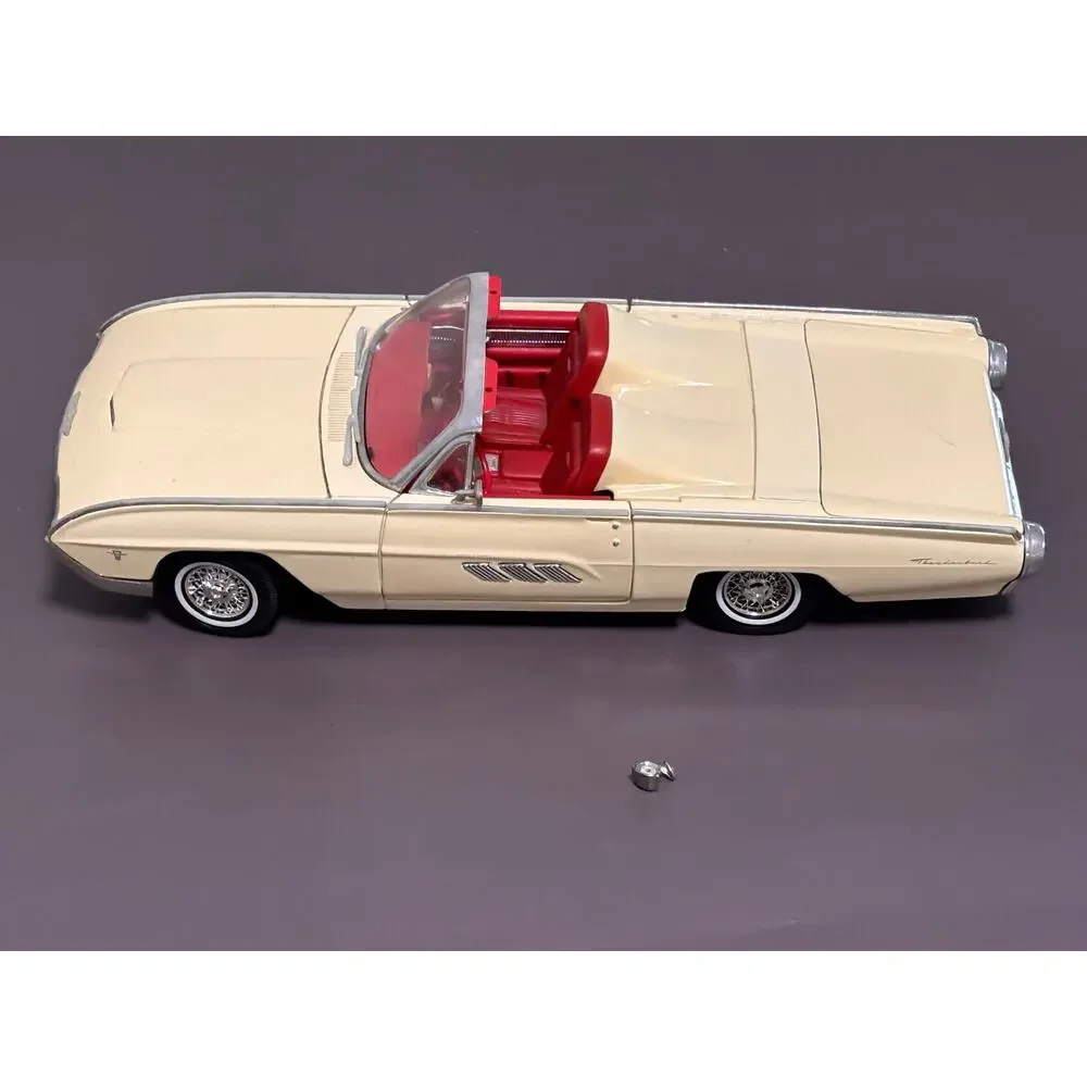 Anson 1/18 Scale Diecast 30334 - 1963 Ford Thunderbird - Cream 4 Seater